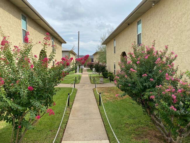 Pasarela por West Oak St. - Pecan Grove Apartments