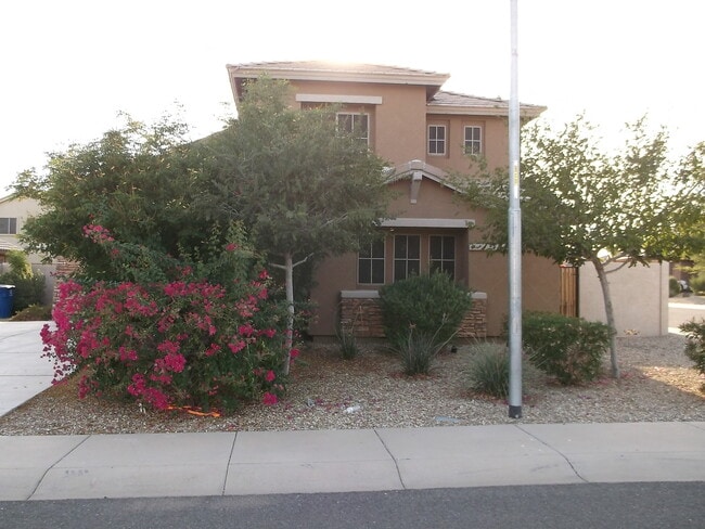 Building Photo - Spacious 4 bedroom, 2.5 bath