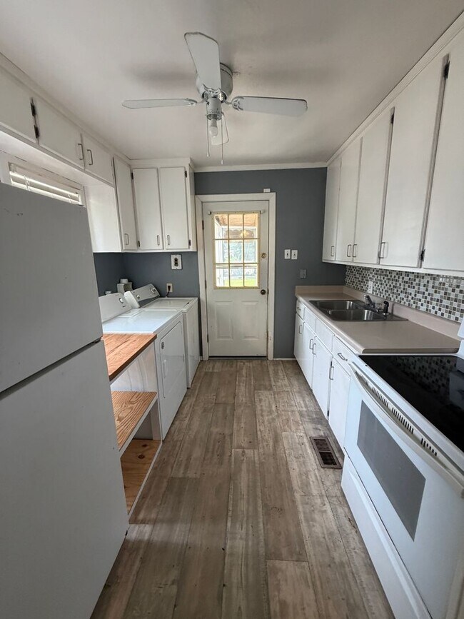 Foto del edificio - 3 Bedroom Home with wonderful yard space