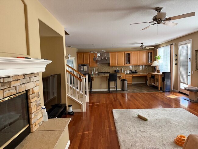 Sala de estar principal y cocina. - 13885 Hawthorn Ave