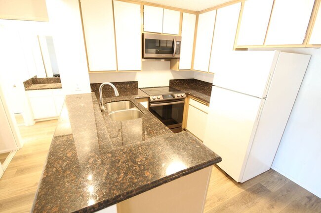 Foto del edificio - Large 2-bedroom condo at the Plaza Condos in Pacific Beach