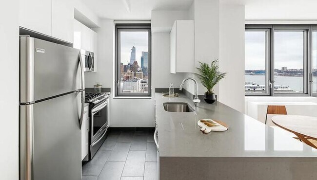 Foto del edificio - 606 W 57th St