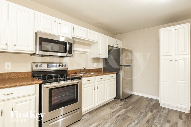 Building Photo - 6233 S 18th Ave
