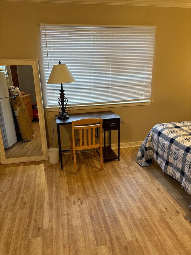 Foto del edificio - 1050 E 8th St