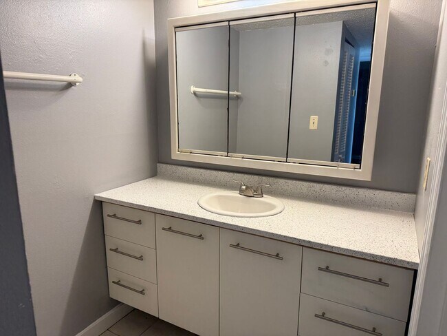 Foto del edificio - * MOVE IN SPECIAL * 1/2 OFF 2ND MONTH'S RENT!! Spacious 876 SF Unit - 2 bd / 1 ba near UF - Brand...