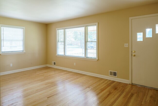 Foto del edificio - Super 3-brm stone ranch with basement, det...