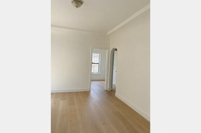 Building Photo - 912 W 78th St