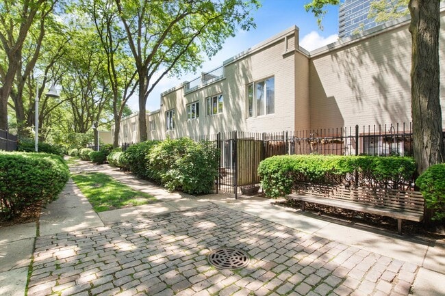 Building Photo - 1069 S Park Terrace