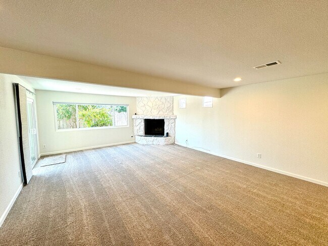 Building Photo - Great 3B/2BA House in Oceanside!