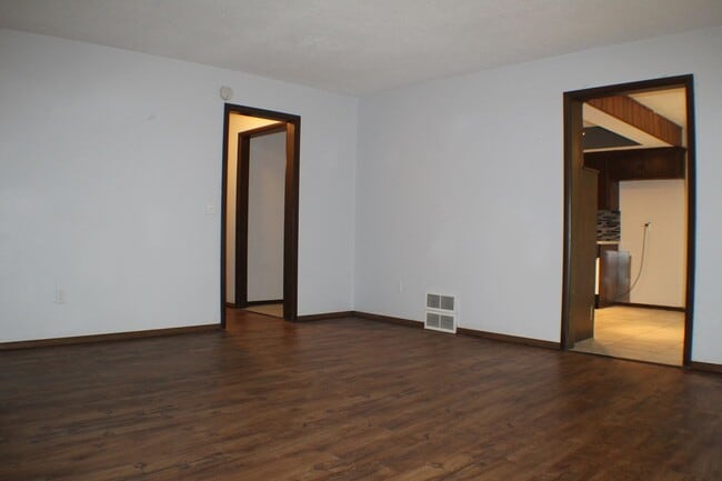 Building Photo - 628 Moraine Ave