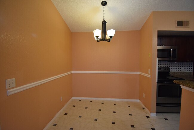 Building Photo - 1/1 in near Mall at Mellinnia! AVAILABLE NOW!