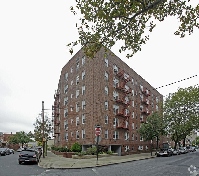 Foto principal - 84-20 51st Ave