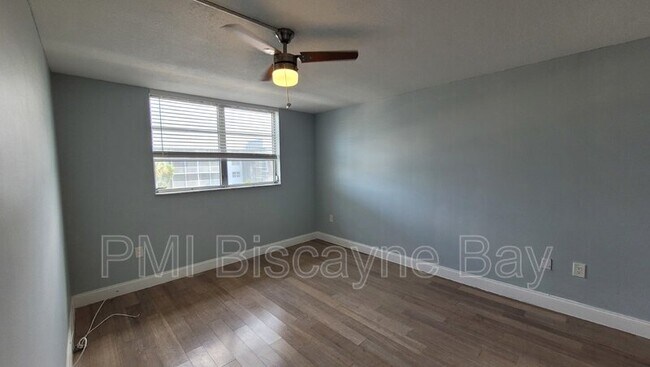 Foto del edificio - 3600 NE 170th St