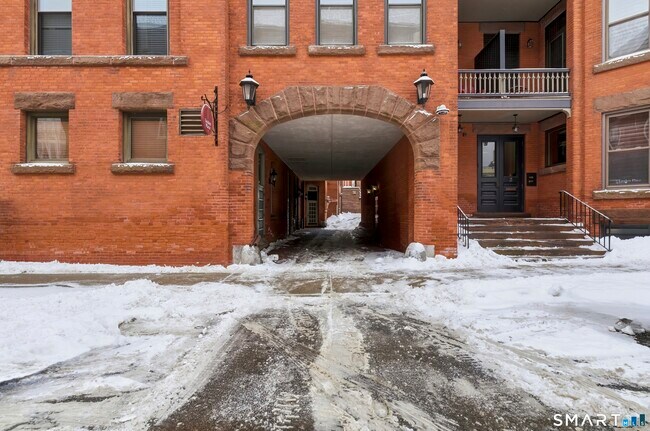 Foto del edificio - 1 Linden Pl