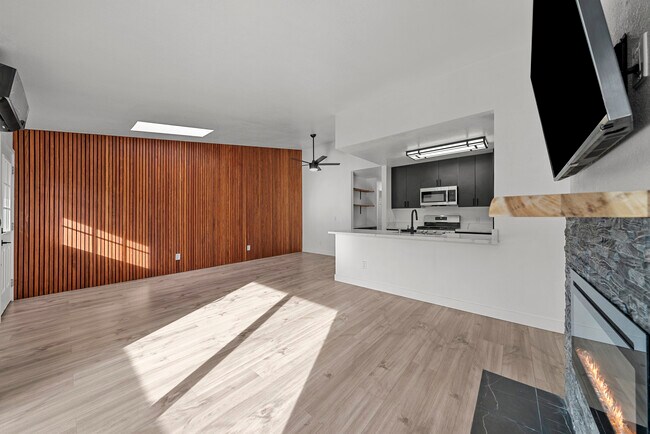 Living Area / Dinette - 1154 Pacific Beach Dr