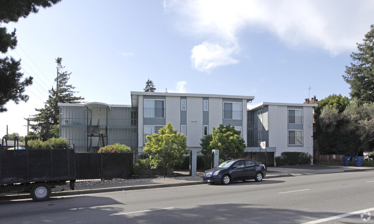 Building Photo - 1215 Woodside Rd