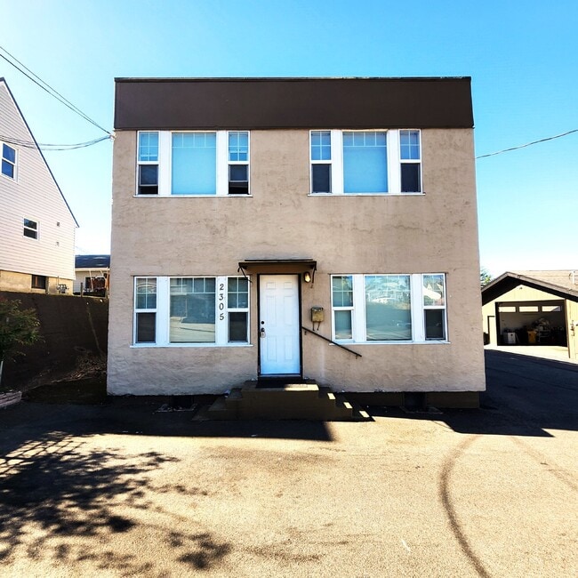 Building Photo - Adorable Apartment in Heart of Downtown Br...
