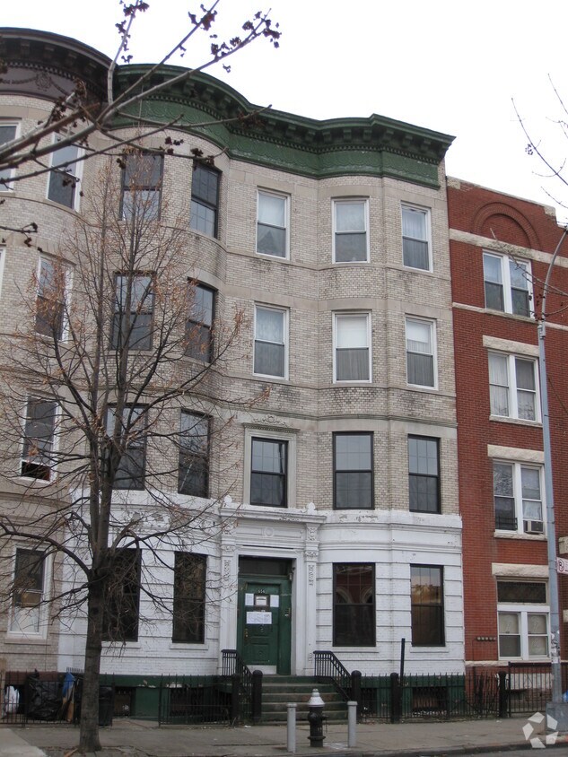 Building Photo - 654 Park Pl