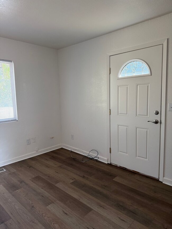 Building Photo - Pine Grove Home