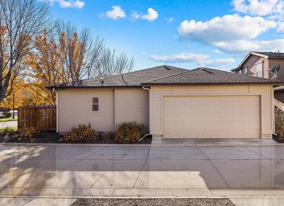 Foto del edificio - The perfect 3 bed 2 bath patio home in the beautiful Hazelwood community just off Lake Hazel and ...