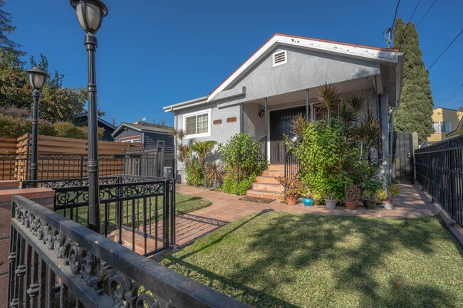 Building Photo - Double Primary Bedroom Home in Los Feliz.