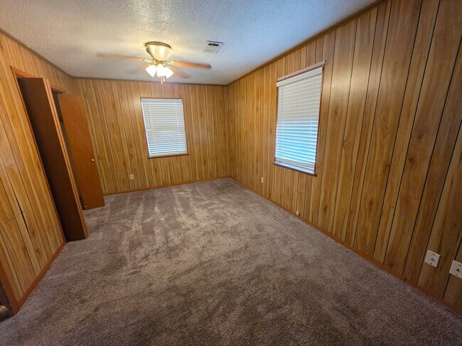 Foto del edificio - 384 Lakeview Dr