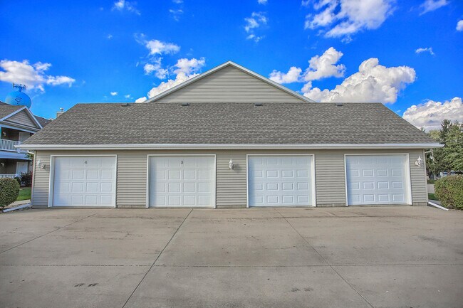 Cada unidad tiene su propio garaje. - 703 N Prairie View Rd