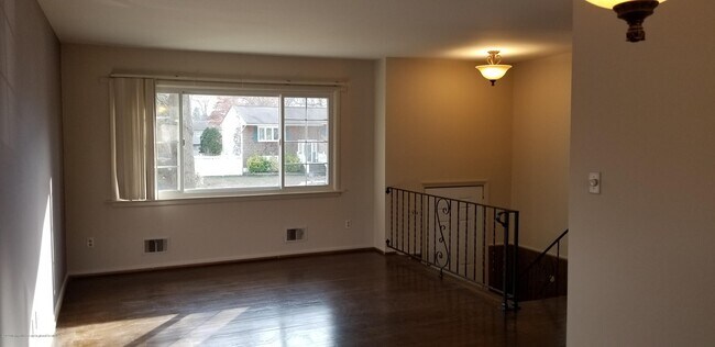 Building Photo - 552 Duchess Ct