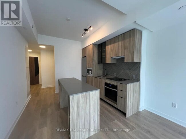 Building Photo - 1037 The Queensway