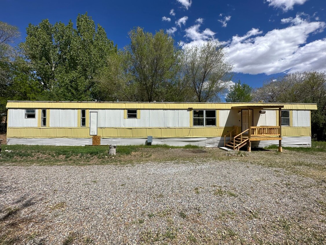 Primary Photo - 2 bedroom 2 bathroom Single Wide Trailer a...