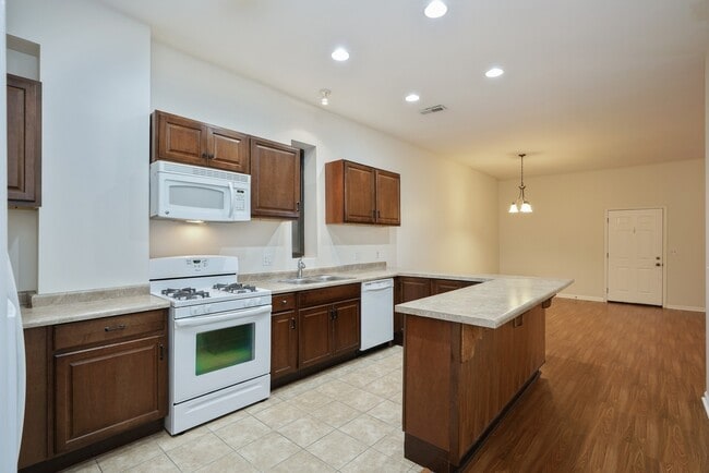 Building Photo - 885 N Marshfield Ave