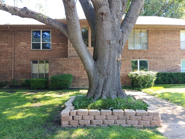 Foto del edificio - 2 Bedroom, 1 Bath Condo Near 75 and Walnut...