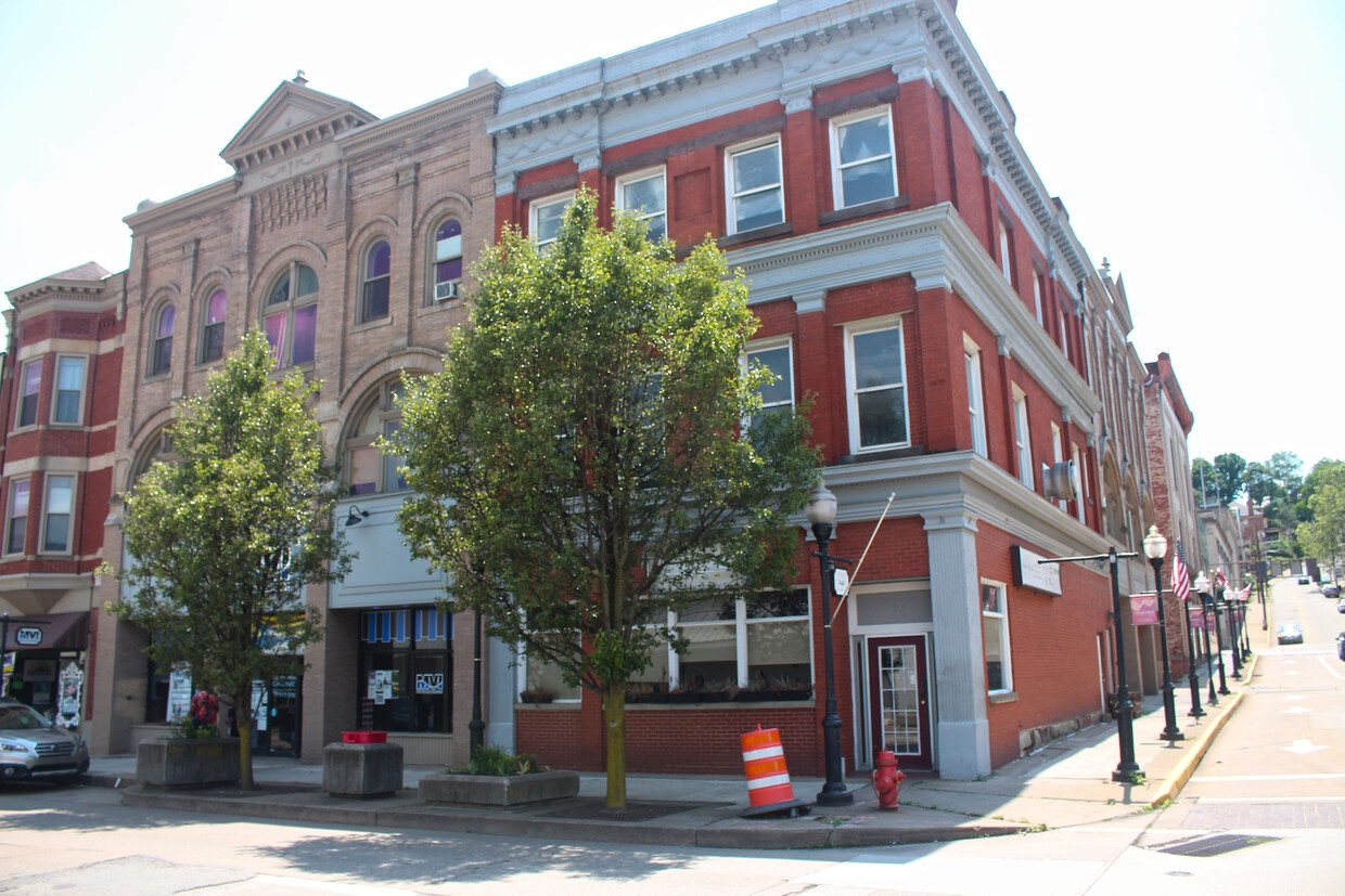 Primary Photo - Fifth Street Place Apartments