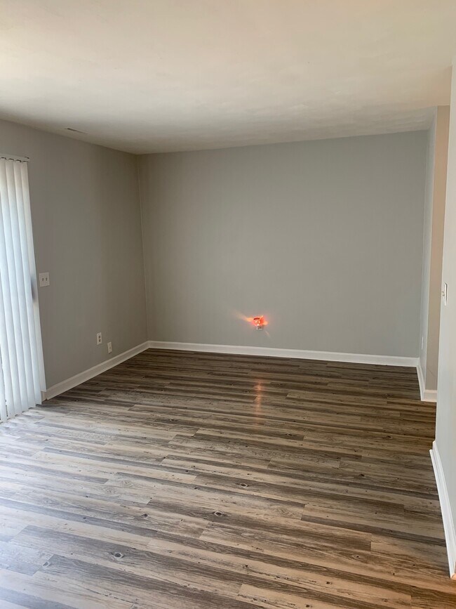 Amplia sala de estar con puerta corrediza al patio trasero cercado. - 2410 Ridge Rd