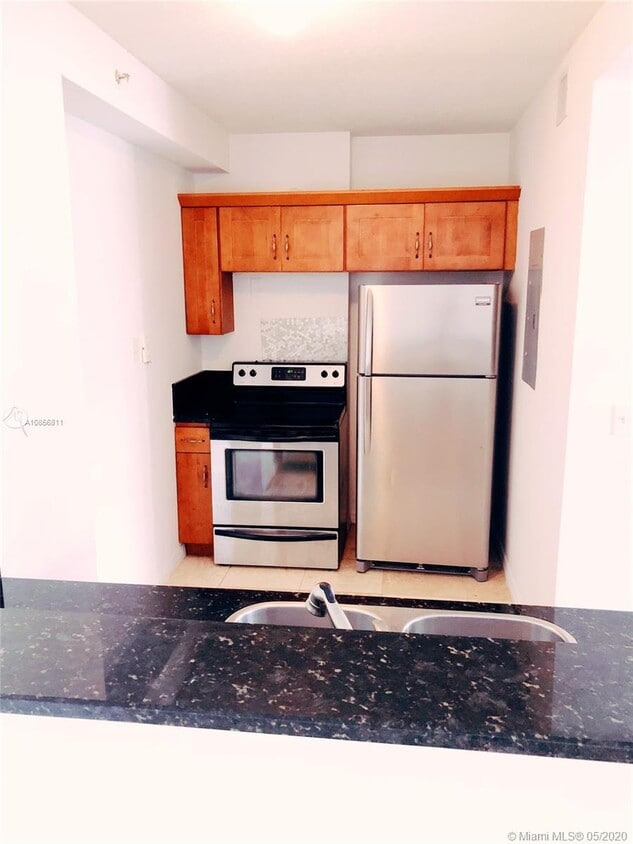 Primary Photo - 425 NE 30th St