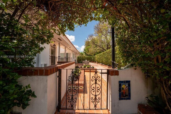 Building Photo - South Greenway Drive, Coral Gables, FL 33134 - 3 BR 2 BA single-family home