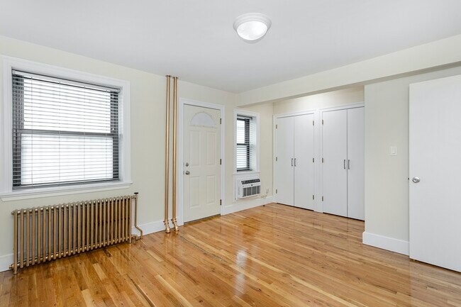 Building Photo - Spacious & Sunny Garden Floor Thru