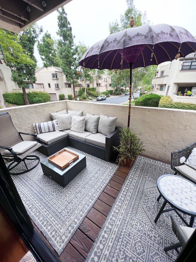 Foto del edificio - 2 Bed/2.5 Bath Townhome - Beautifully Upgr...