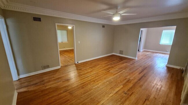 Building Photo - Home with no carpet in Morningview School Zone!