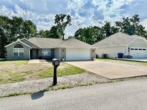 Building Photo - 6 Roessler Ln