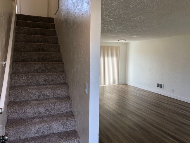 Building Photo - Updated 2 bedroom 1 1/2 bath duplex in Spr...