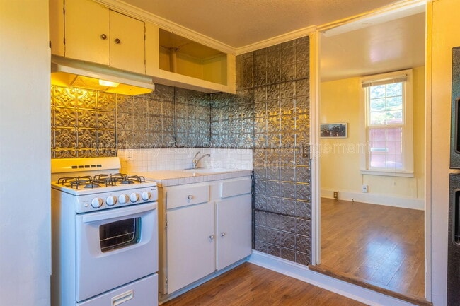 Building Photo - 461 Reeside Ave