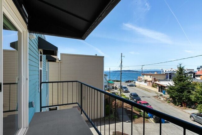 Foto del edificio - Beautifully Remodeled Top Floor Alki Condo with Views!