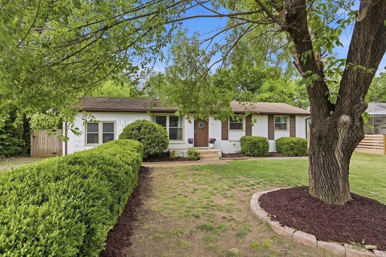 Foto principal - 3 Bedroom/ 2 Bath Home, Fenced Yard, Covered Porch, Large Workshop/Storage Building, Small storag...