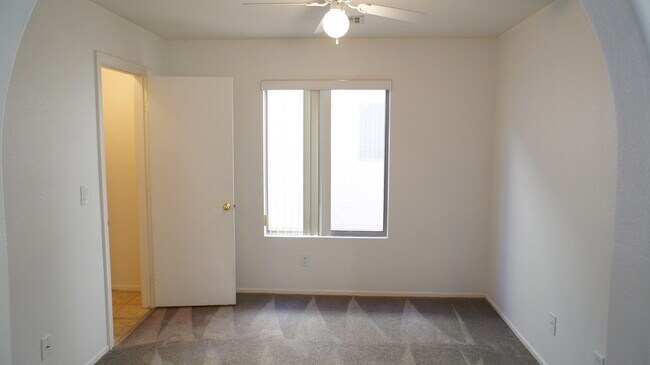 Foto del edificio - 4 Bedroom, 2.5 Bath Home with 2 Car Garage!