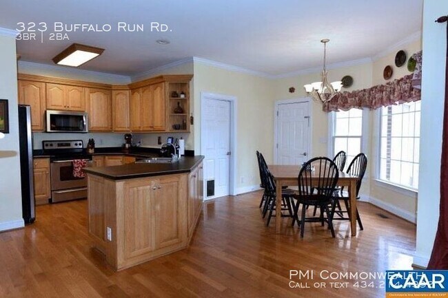 Building Photo - 3 Bed / 2 Bath Single Family (Available 6/1)