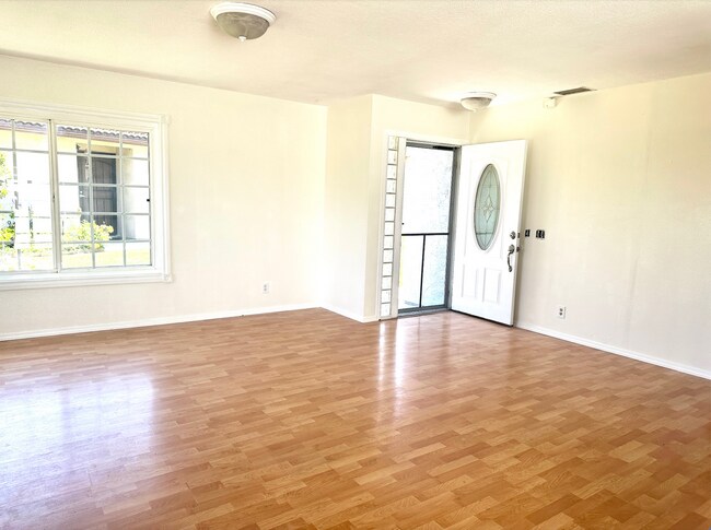 Building Photo - 2723 Moundview Pl