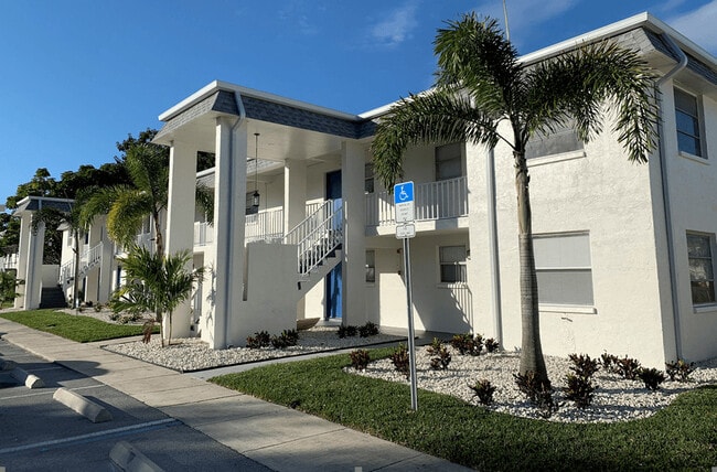 Building Photo - 3322 Camelot Dr