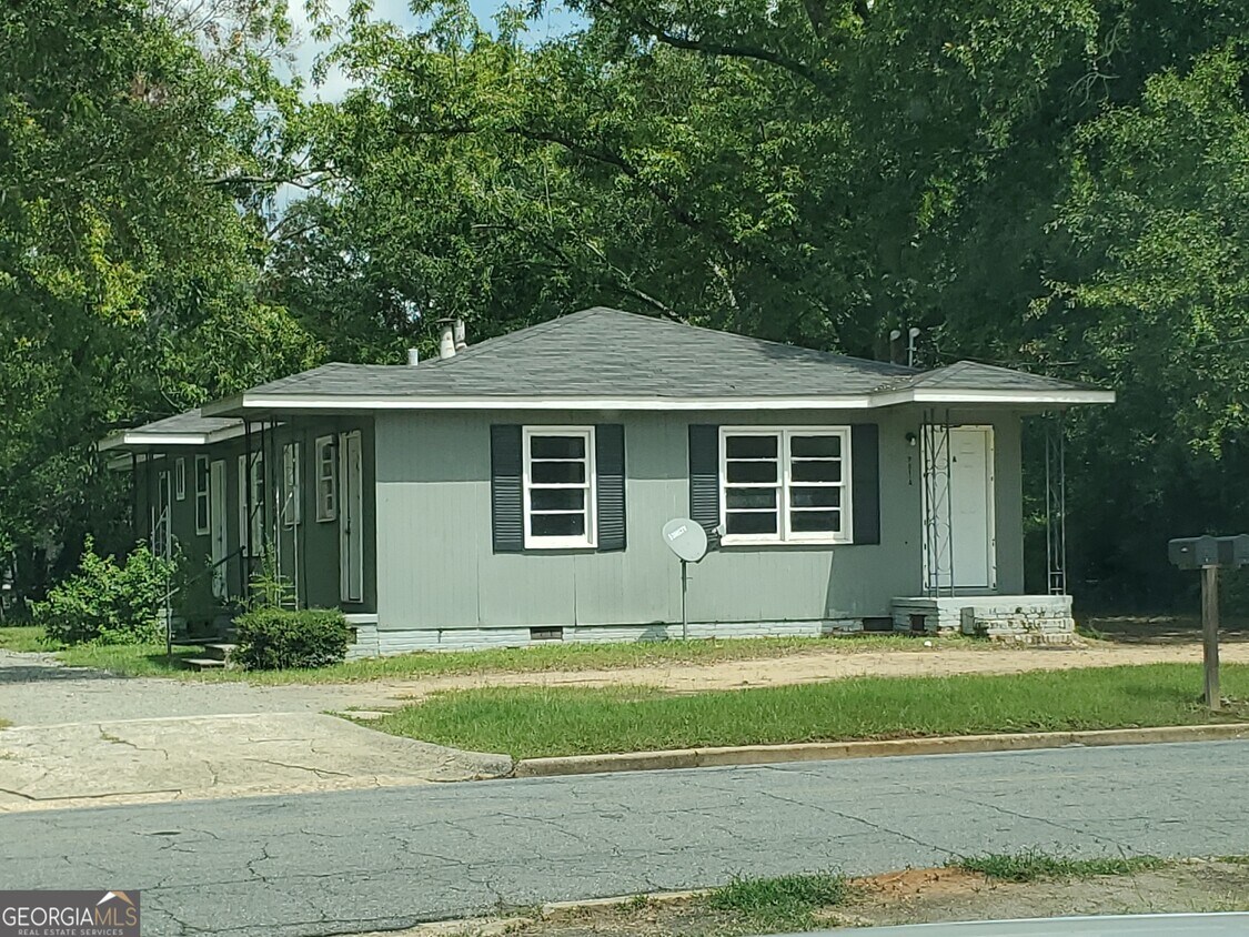 901 N Franklin St Unit APT A, Dublin, GA 31021 Room for Rent in