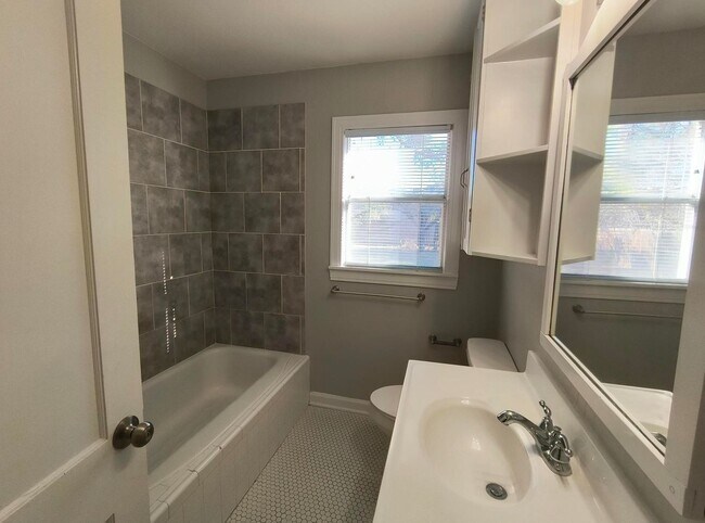 Foto del edificio - Updated 4 bedroom 1 bath home AVAILABLE NOW!!